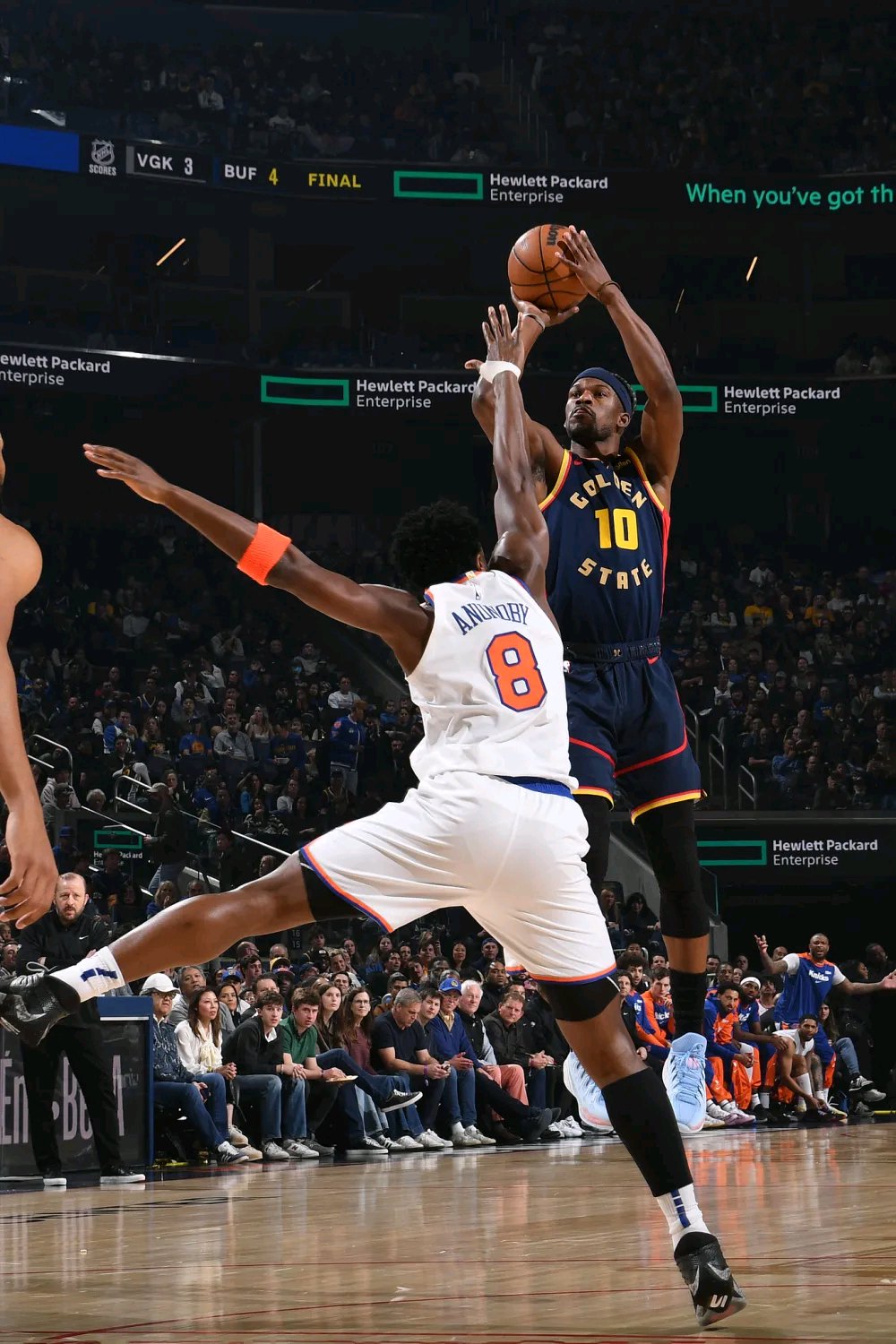 日本男篮鏖战尼克斯，布克三分雨点燃全场的简单介绍