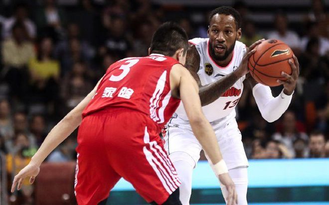 青岛队碾压山西队，易建联关键制胜