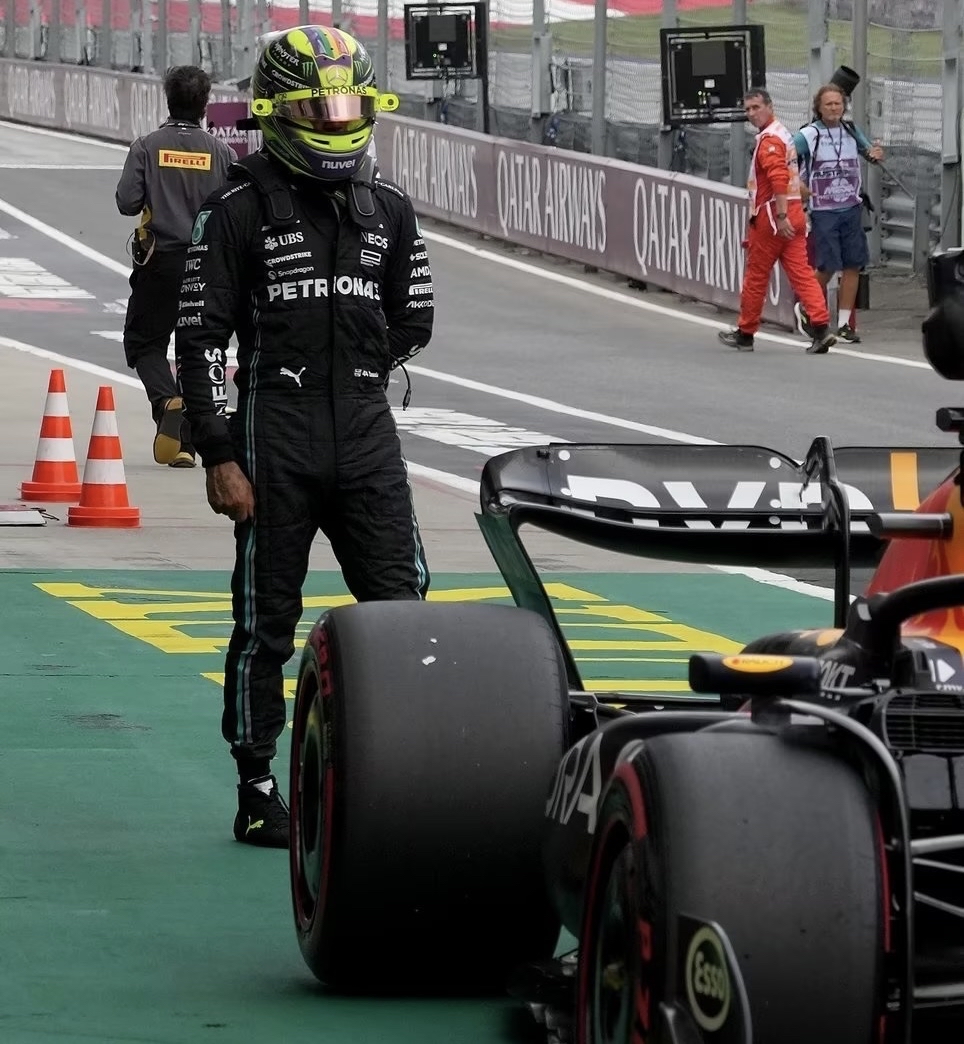 红牛车队逆转阿斯顿马丁，汉密尔顿点燃赛场